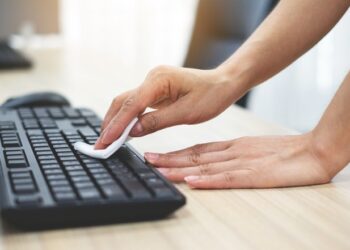 Как чистить клавиатуру: рабочие способы и подходящие средства