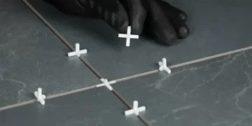 Комплектующие для ровной укладки: все о крестиках для плитки оптом