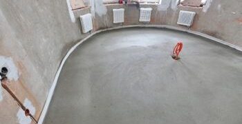Если вы собрались «заливать» пол: плюсы и минусы цементно-песчаной стяжки